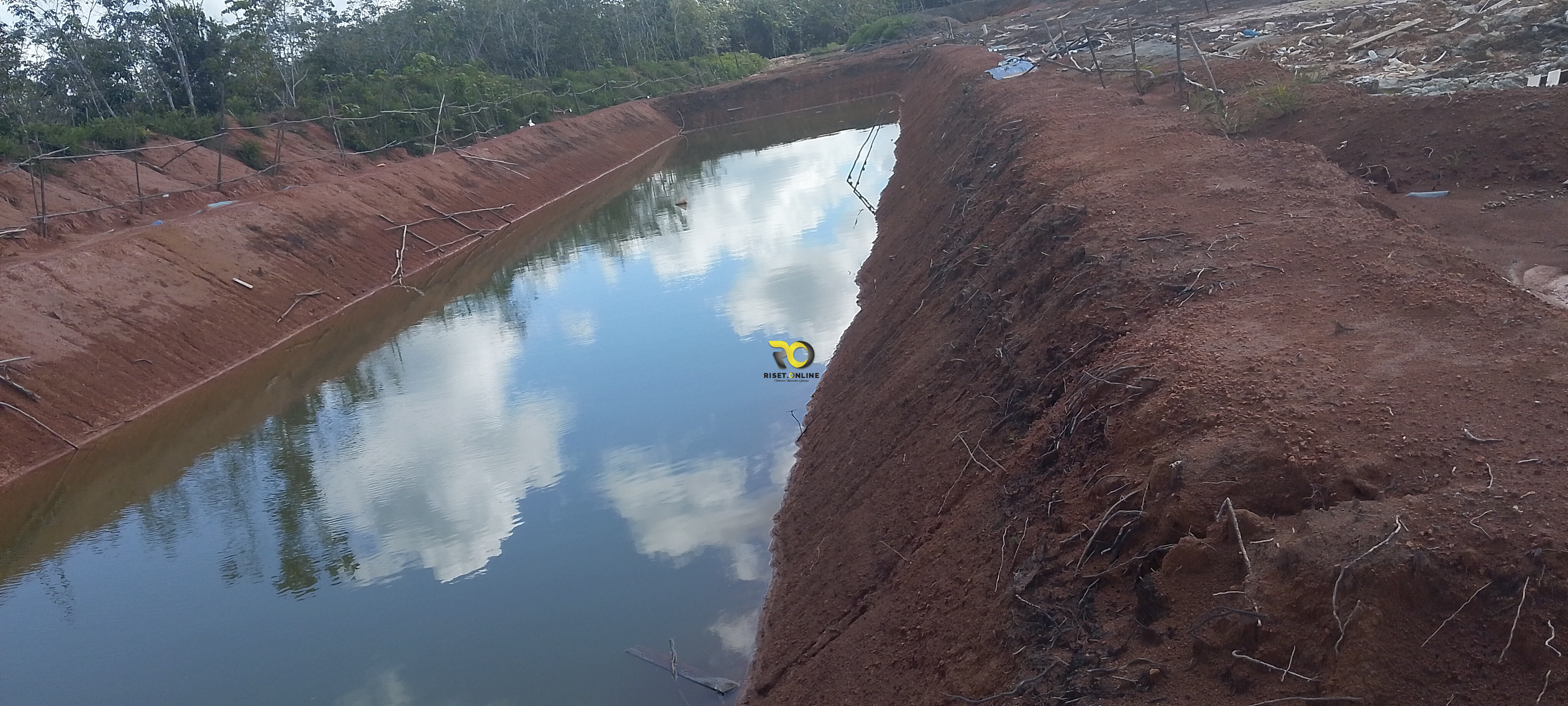Limbah berbahaya Resap Ke Tanah dan meluap Dampak Lingkungan